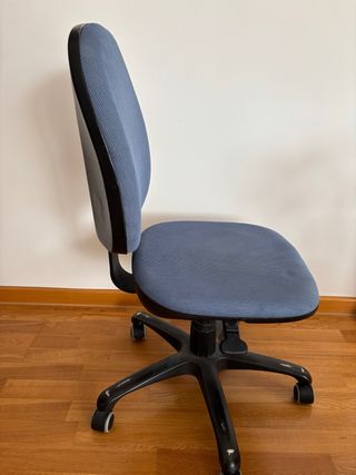 Silla de oficina azul con ruedas
