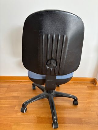 Silla de oficina azul con ruedas