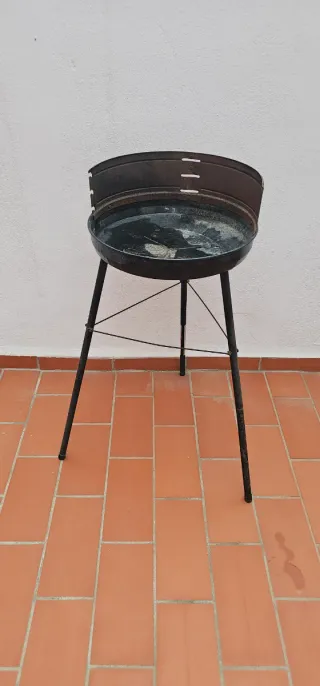 Barbacoa metálica negra y marrón