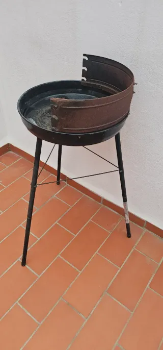 Barbacoa metálica negra y marrón
