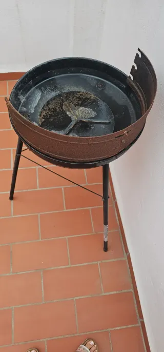 Barbacoa metálica negra y marrón