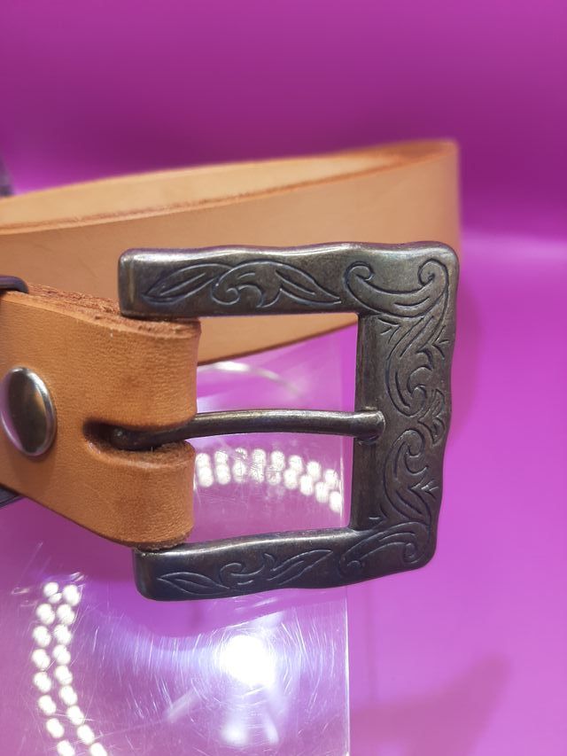 Cinturón de cuero natural con hebilla decorada
