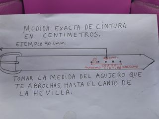 Cinturón de cuero natural con hebilla decorada