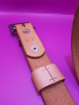 Cinturón de cuero natural con hebilla decorada