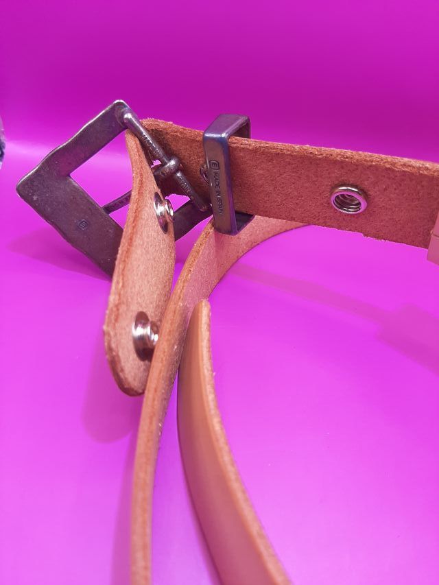 Cinturón de cuero natural con hebilla decorada