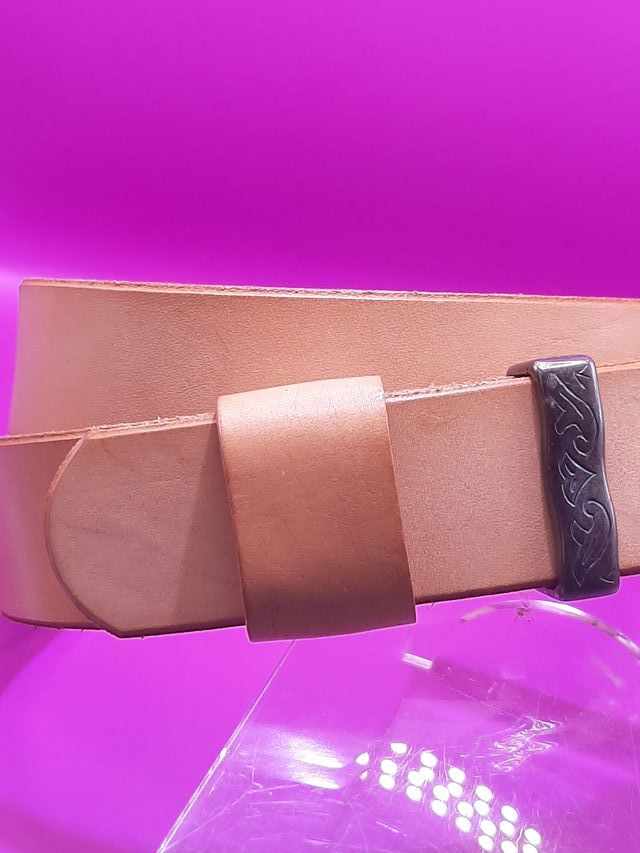 Cinturón de cuero natural con hebilla decorada