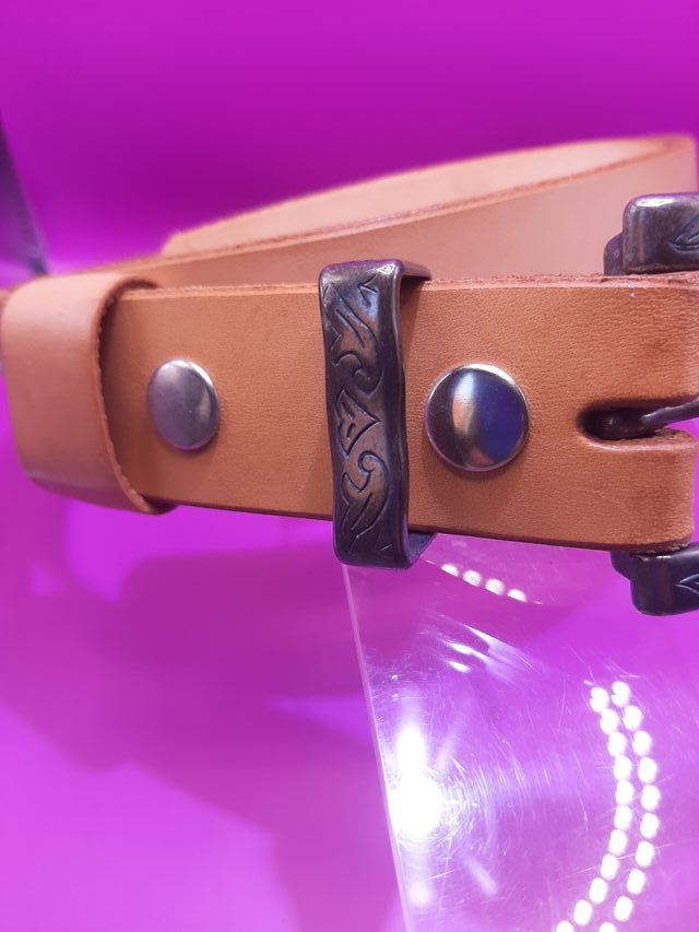 Cinturón de cuero natural con hebilla decorada
