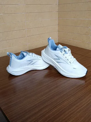 Zapatillas deportivas blancas y azules