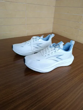 Zapatillas deportivas blancas y azules