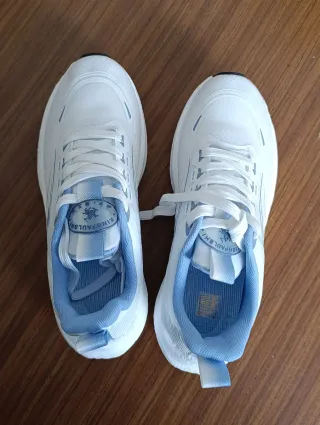 Zapatillas deportivas blancas y azules