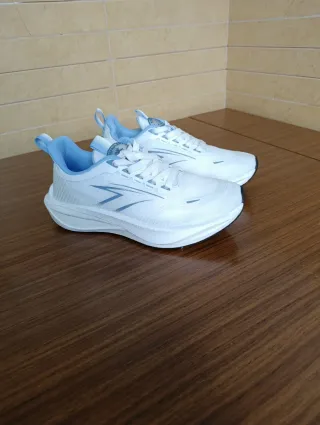 Zapatillas deportivas blancas y azules