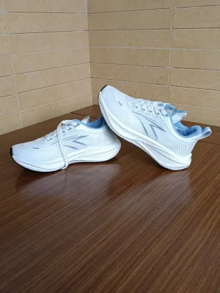 Zapatillas deportivas blancas y azules
