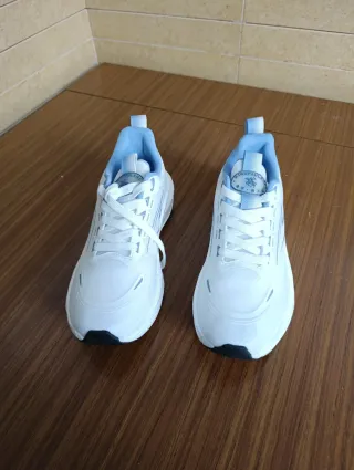 Zapatillas deportivas blancas y azules