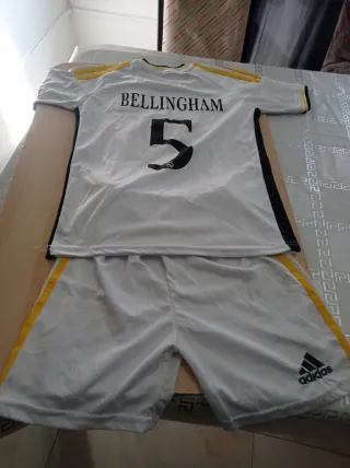 Equipación R.Madrid Adidas Blanca y Dorada.!! T:14