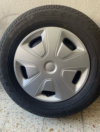Jante com pneu Continental e tampão Ford