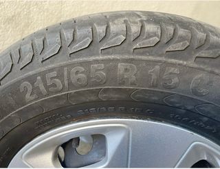 Jante com pneu Continental e tampão Ford