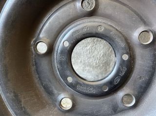 Jante com pneu Continental e tampão Ford