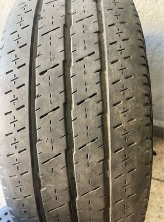 Jante com pneu Continental e tampão Ford