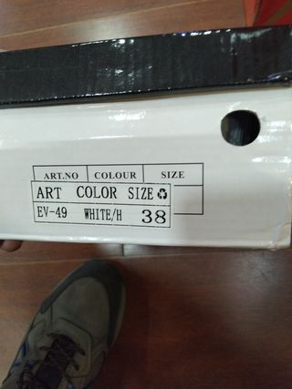 Zapatos de mujer blancos y rosas