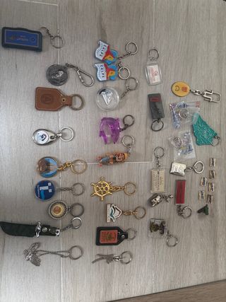 Lote de llaveros y pins