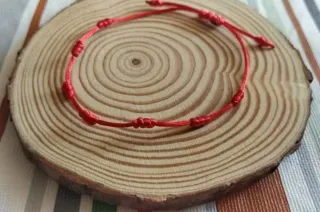 Pulsera roja con nudos