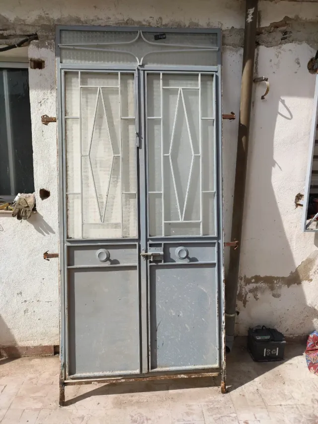 Puerta de hierro con rejas