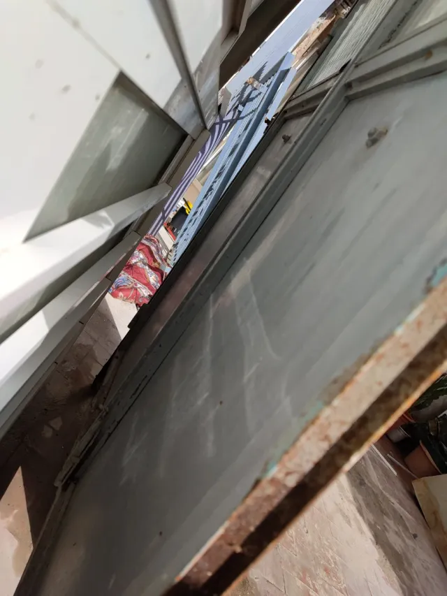 Puerta de hierro con rejas