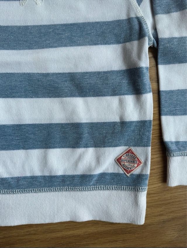 Camiseta H&M rayas azules y blancas