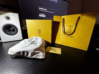 Cinturón Bbbry , elegante y llamativo .