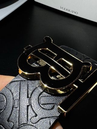 Cinturón Bbbry , elegante y llamativo .