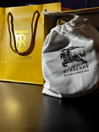 Cinturón Bbbry , elegante y llamativo .