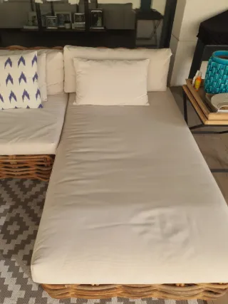 Sofá de mimbre modular beige y marrón