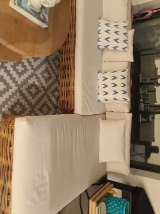 Sofá de mimbre modular beige y marrón