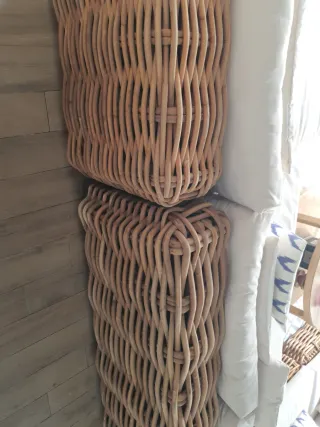 Sofá de mimbre modular beige y marrón