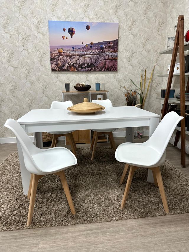 Mesa blanca con 4 sillas de madera