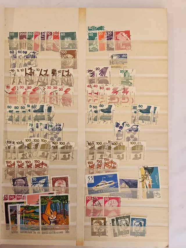 Álbum de sellos con 16 páginas