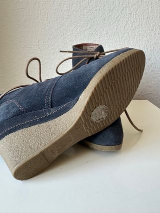 Botín cuña ante azul