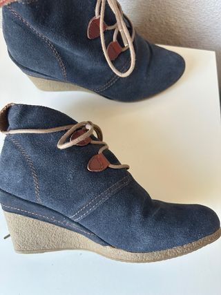 Botín cuña ante azul