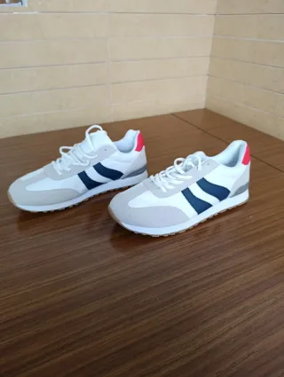Zapatillas deportivas blancas y azules