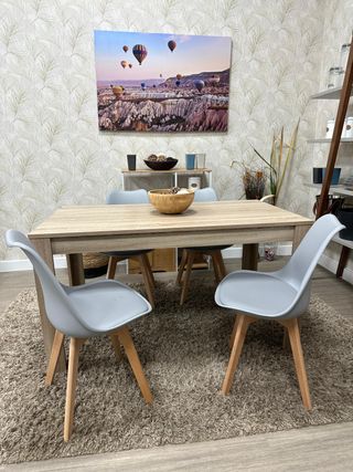 Mesa blanca con 4 sillas