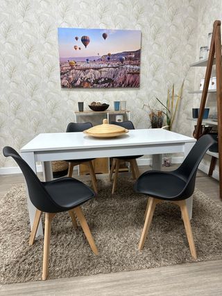 Mesa blanca con 4 sillas