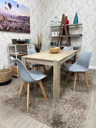 Mesa blanca con 4 sillas