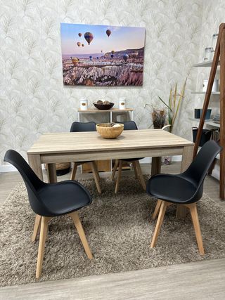 Mesa blanca con 4 sillas