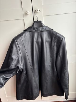 Chaqueta de piel negra