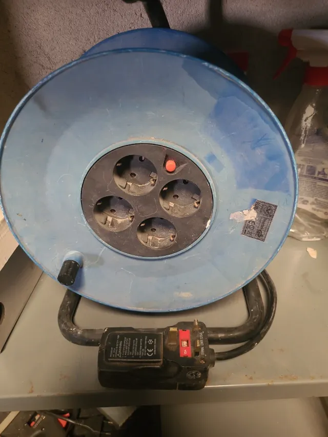 Enrollacables azul 4 enchufes Unos ~7m