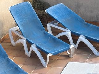Tumbonas de piscina azules y blancas 50€ las 4