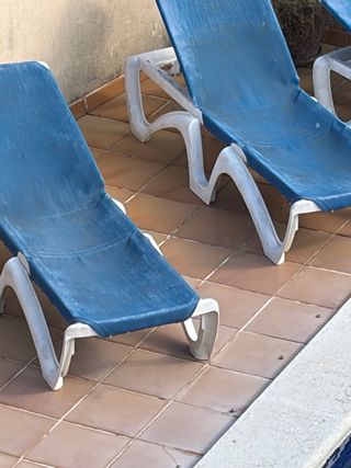 Tumbonas de piscina azules y blancas 50€ las 4