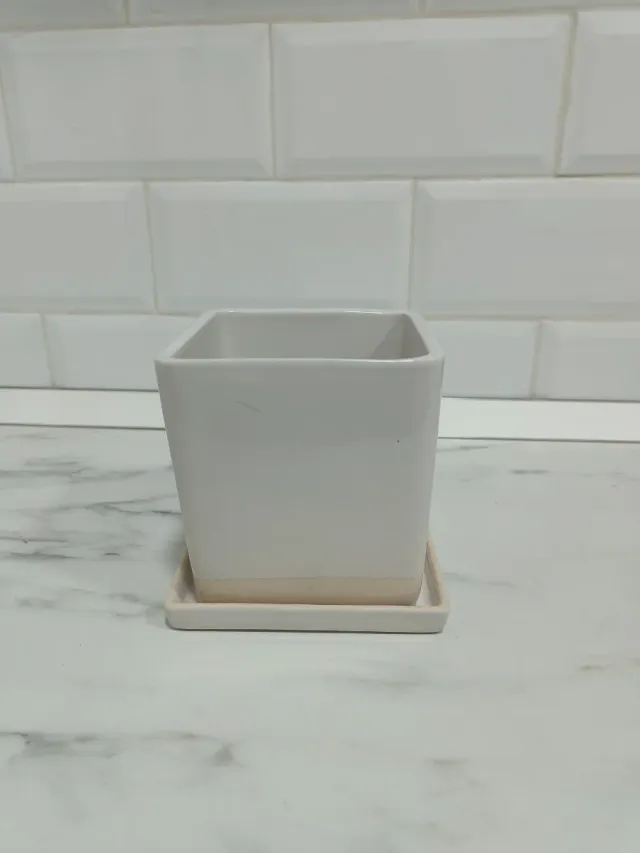 Maceta de cerámica blanco y beige