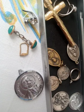 Lote de medallas y crucifijo