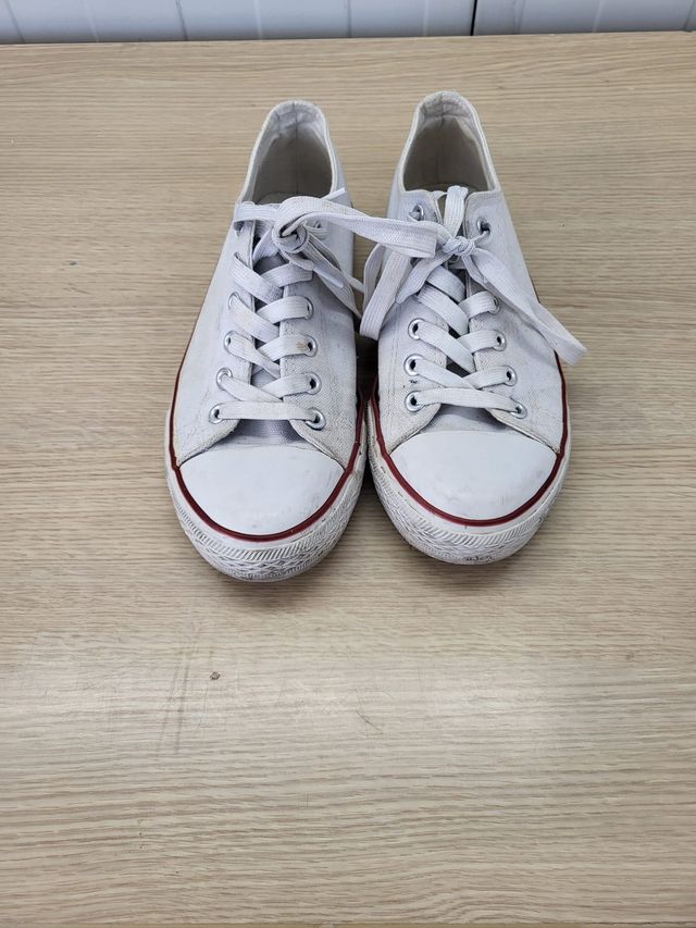 Zapatillas de tela blancas básicas